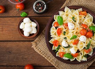 Recea de una ensalada fria de pasta caprese con quesos duman