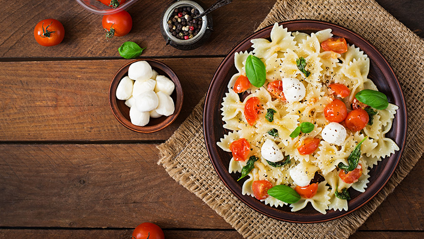 Recea de una ensalada fria de pasta caprese con quesos duman